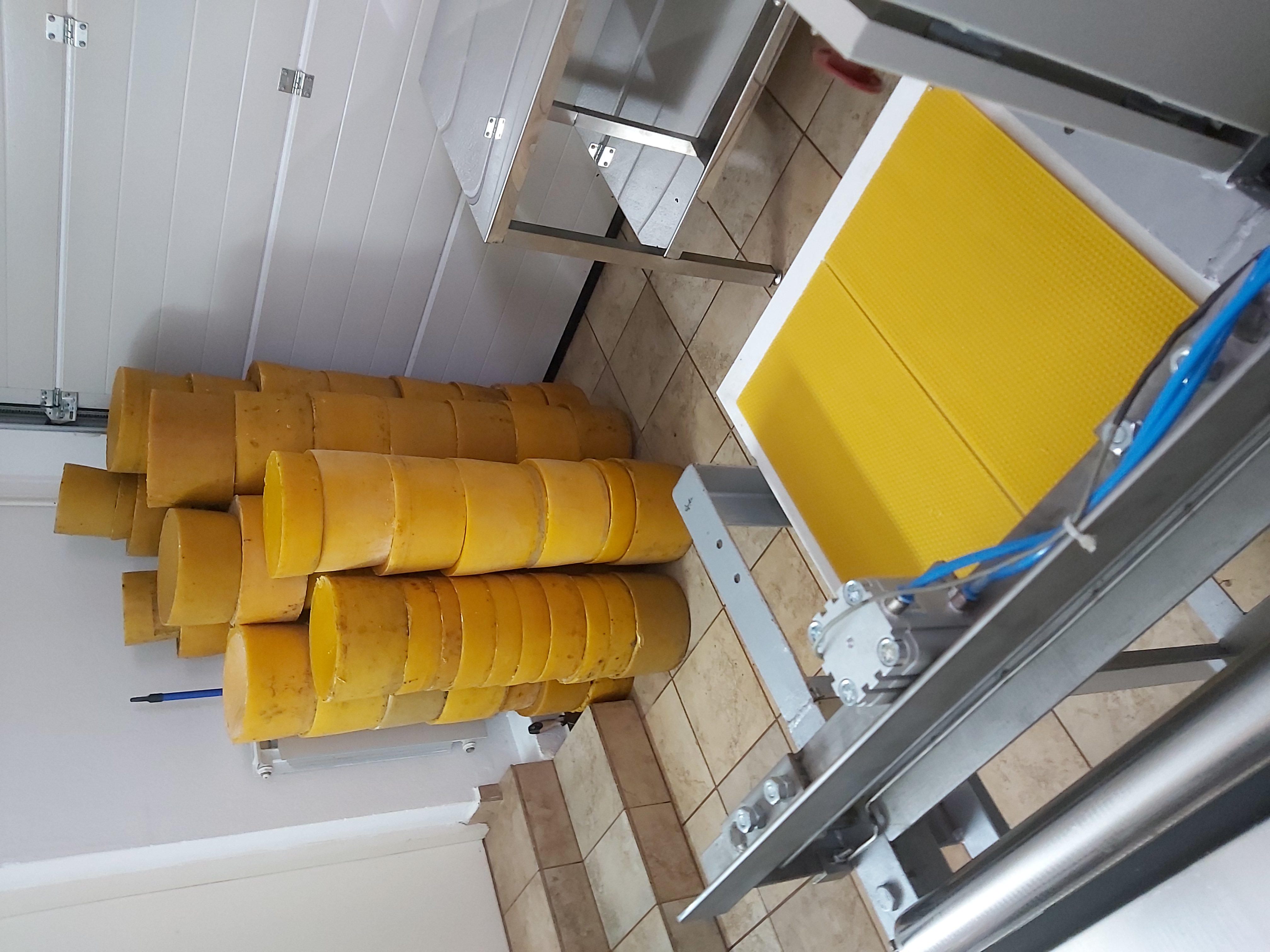 <span  class="uc_style_uc_tiles_grid_image_elementor_uc_items_attribute_title" style="color:#ffffff;">Usluga izrade satne osnove, prerada voska u satne osnove</span>