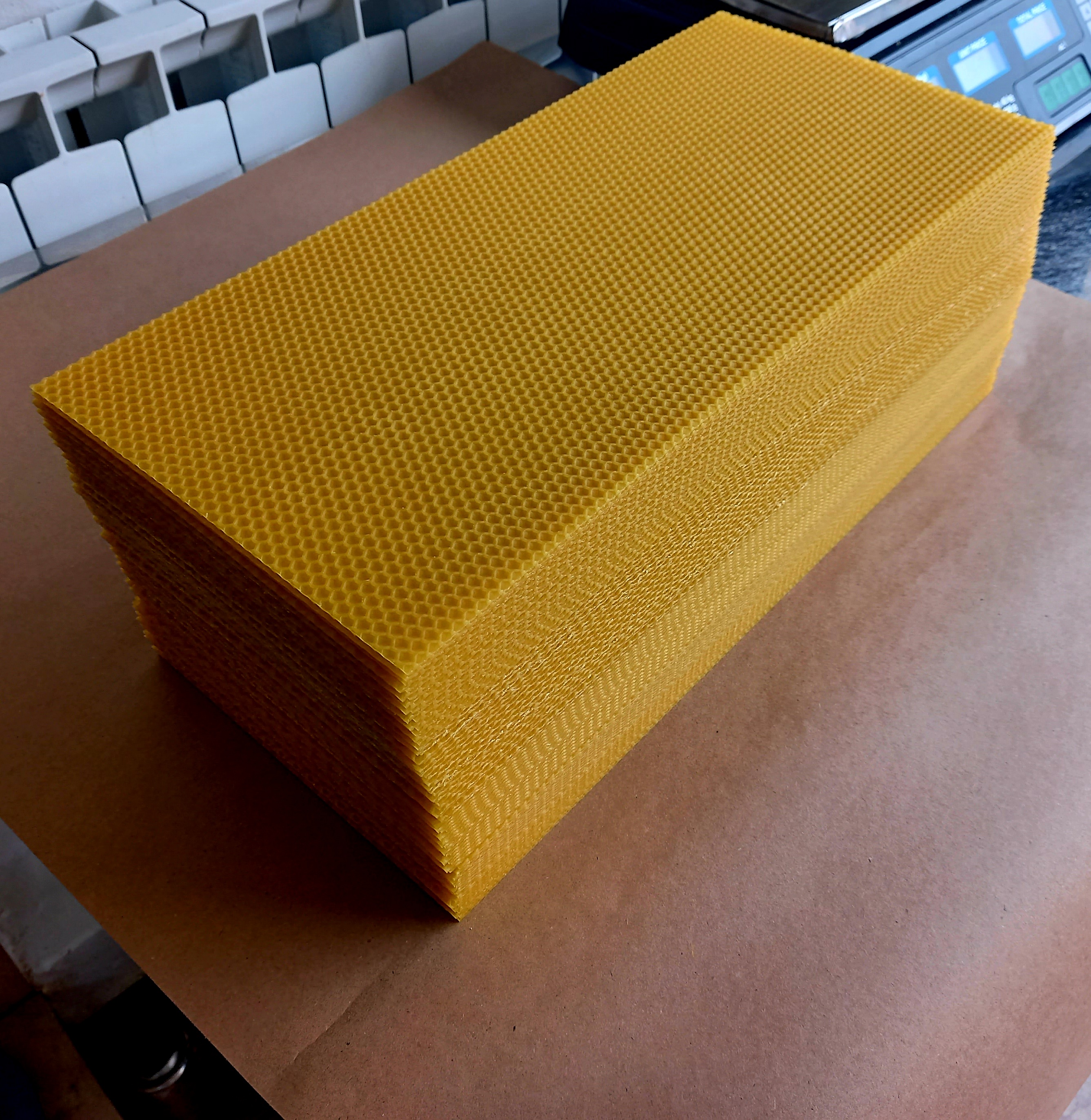 <span  class="uc_style_uc_tiles_grid_image_elementor_uc_items_attribute_title" style="color:#ffffff;">Usluga izrade satne osnove, prerada voska u satne osnove</span>